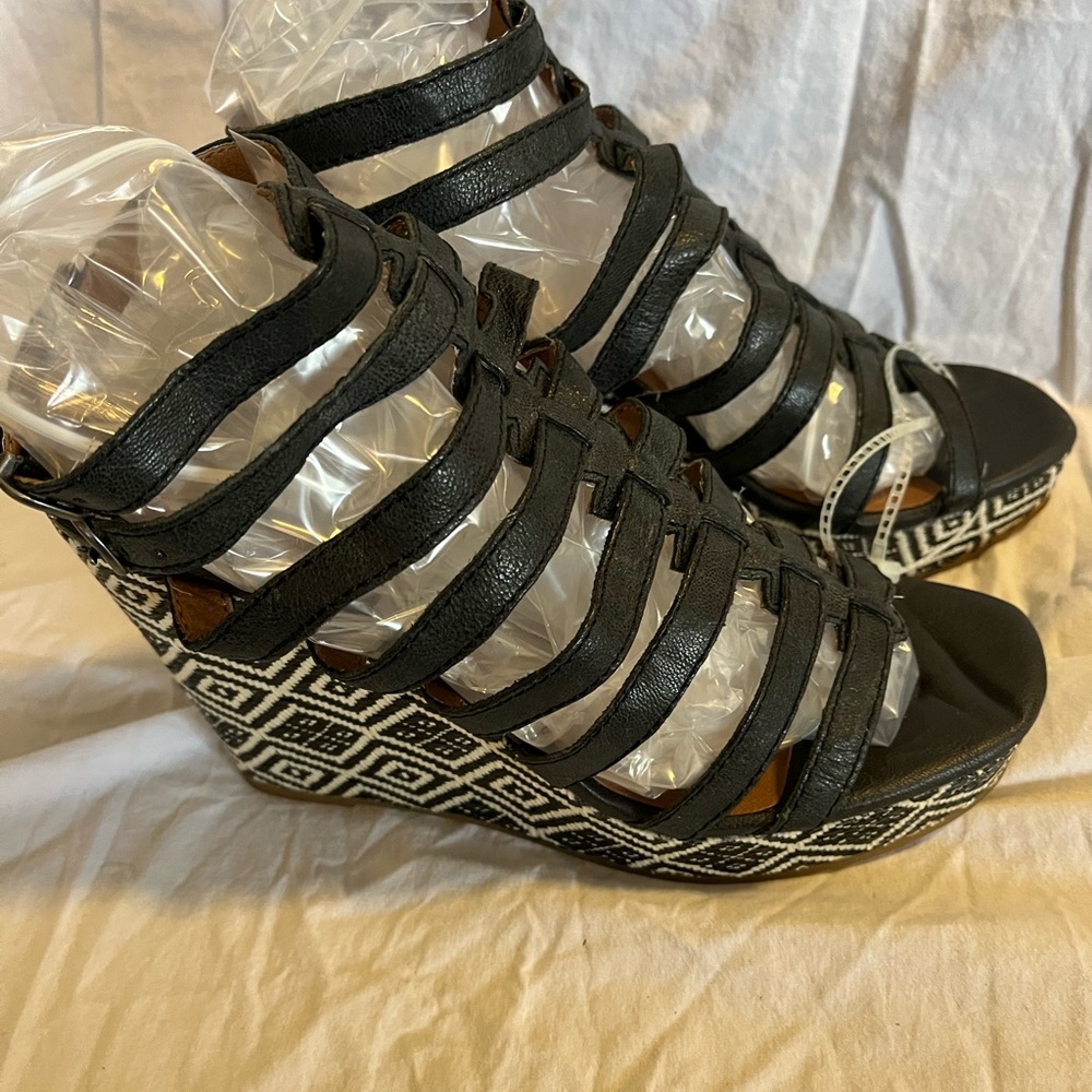 New without box Lucky Brand high heeled black and white strappy sandals sz 9.5